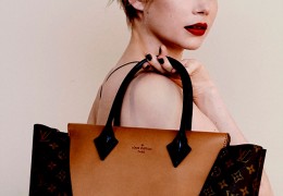 Louis Vuitton  lança duas novas bolsas e Michelle Williams é a estrela da campanha